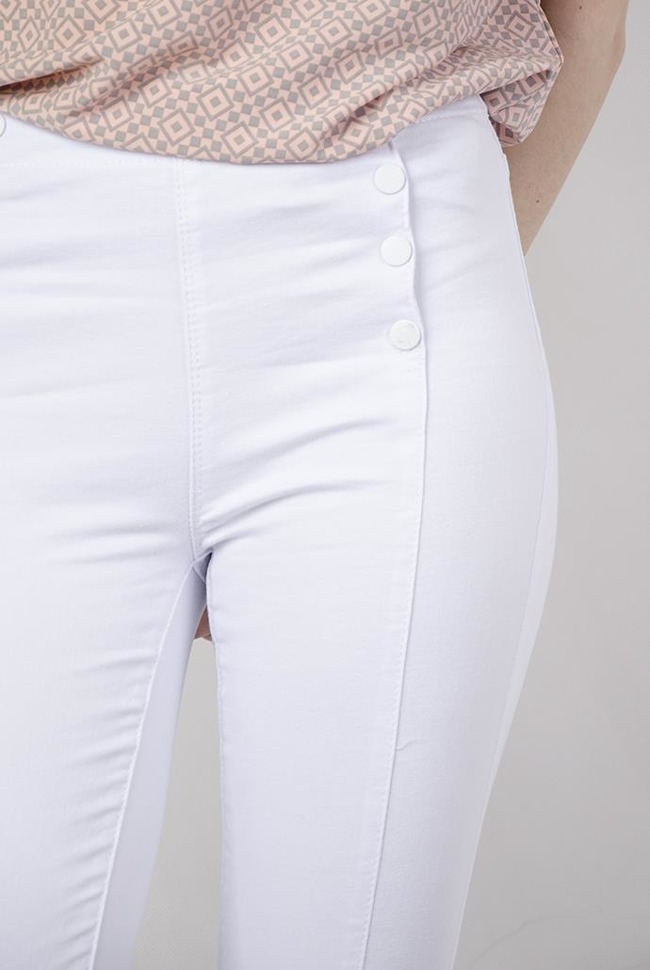 Białe spodnie jeansowe z przeszyciami i guzikami