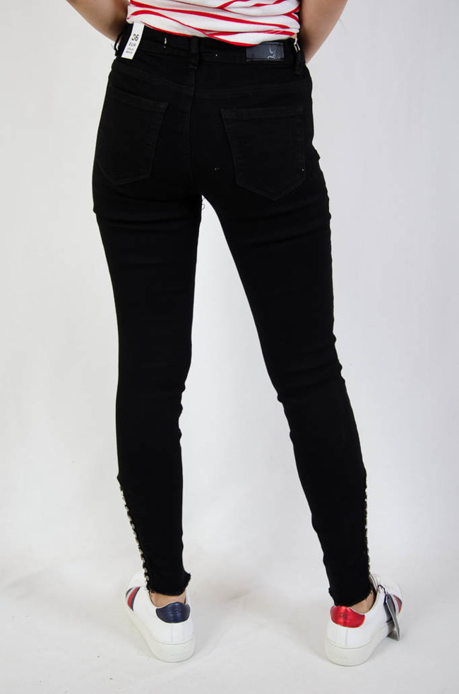 Czarne spodnie jeansowe z ćwiekami przy nogawce