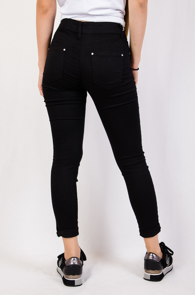 Czarne spodnie jeansowe z naszywkami i dziurami