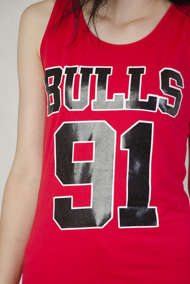 Czerwona bluzka z czarnym napisem Bulls