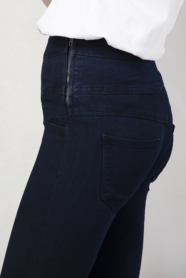 Granatowe spodnie jeansowe skinny z zamkiem z boku