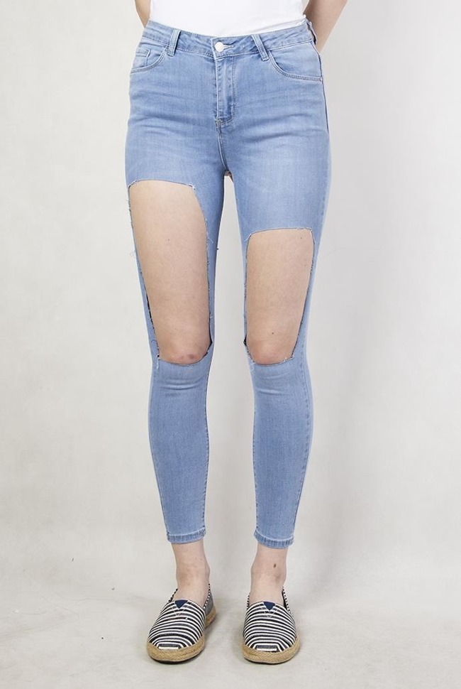 Jasne spodnie jeansowe z dużymi dziurami