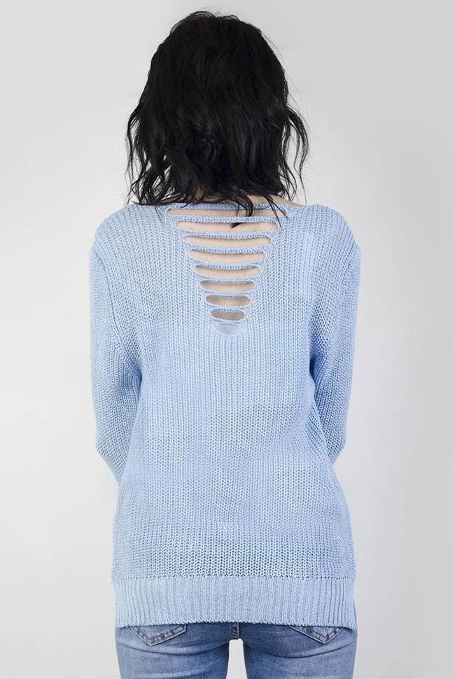 Jasnoniebieski sweterek z wycięciami z tyłu