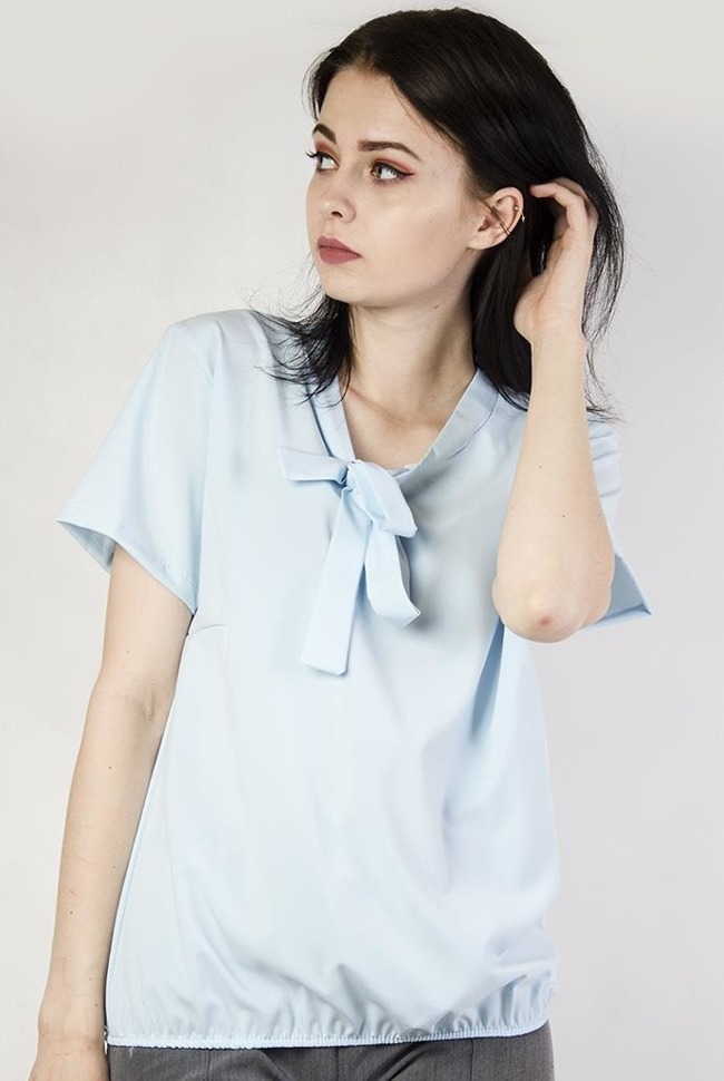 Niebieska, gładka bluzka koszulowa z wiązaniem przy dekolcie