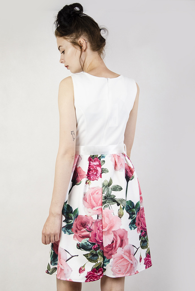 Rozkloszowana sukienka z różowymi kwiatami