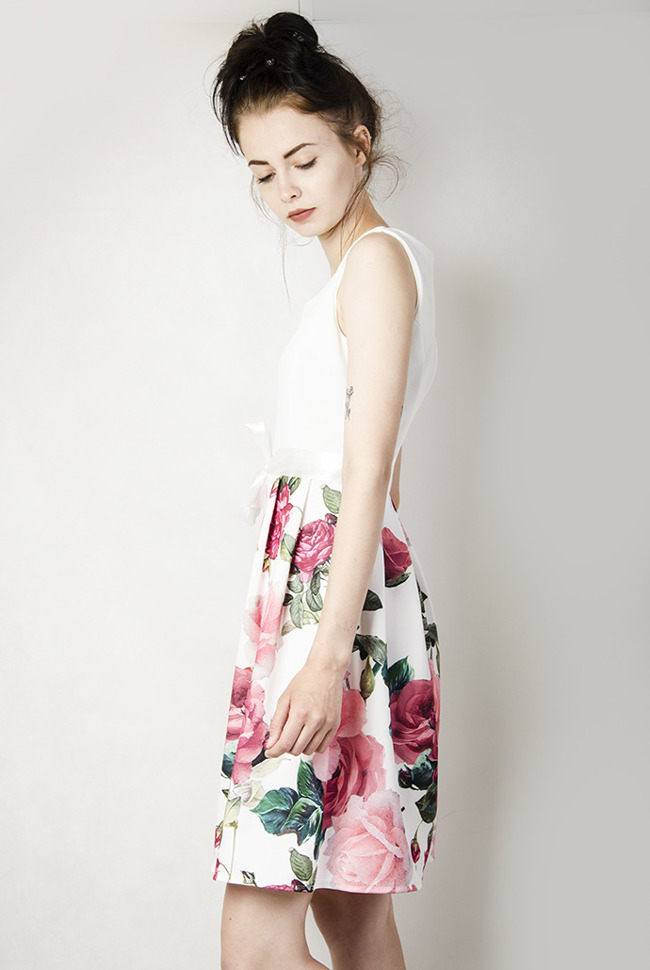 Rozkloszowana sukienka z różowymi kwiatami