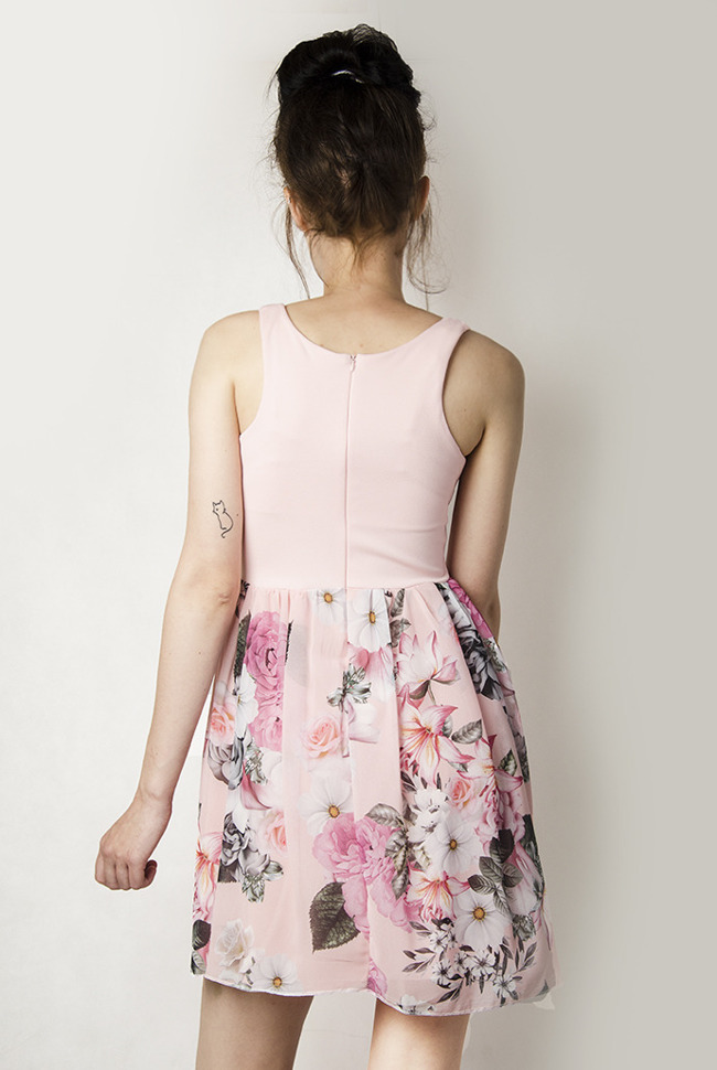 Różowa sukienka na ramiączka, z kwiatowym dołem