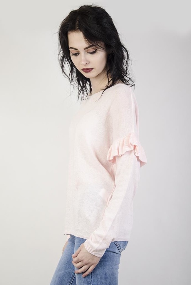 Różowy sweterek z falbanką przy rękawie