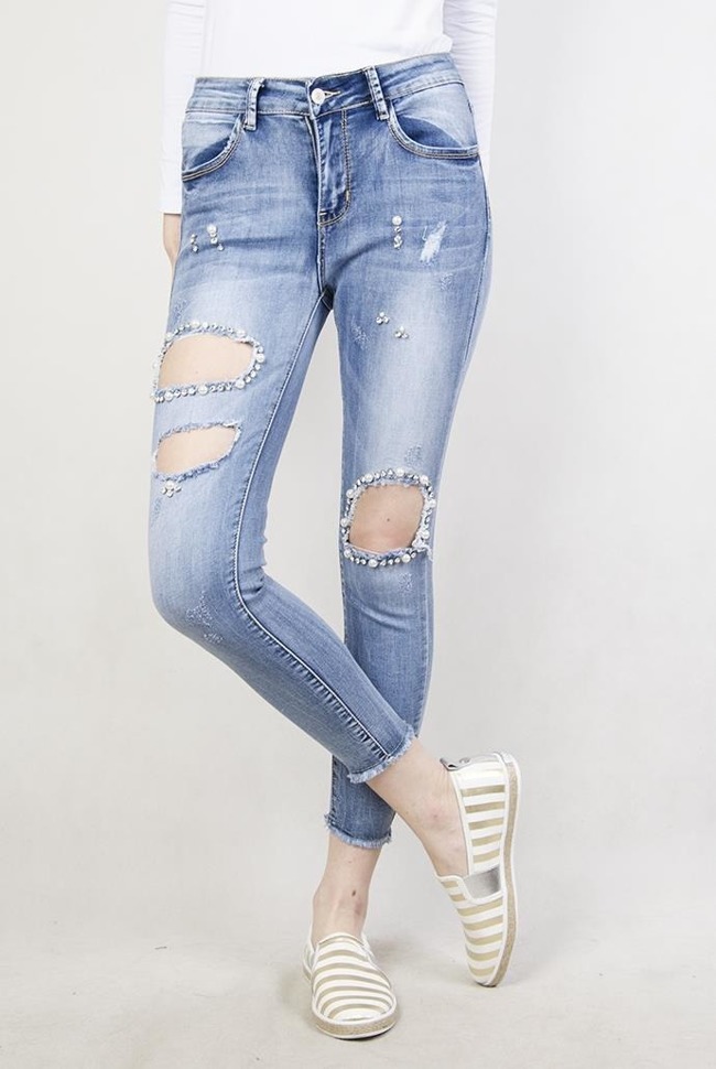 Spodnie jeansowe z dziurami i zdobieniami