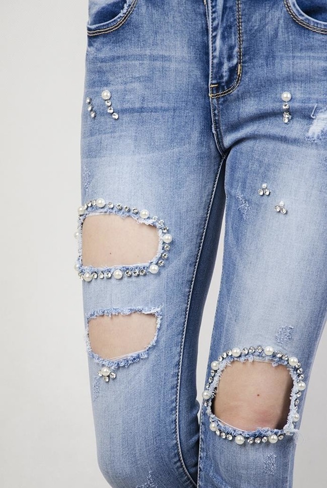 Spodnie jeansowe z dziurami i zdobieniami