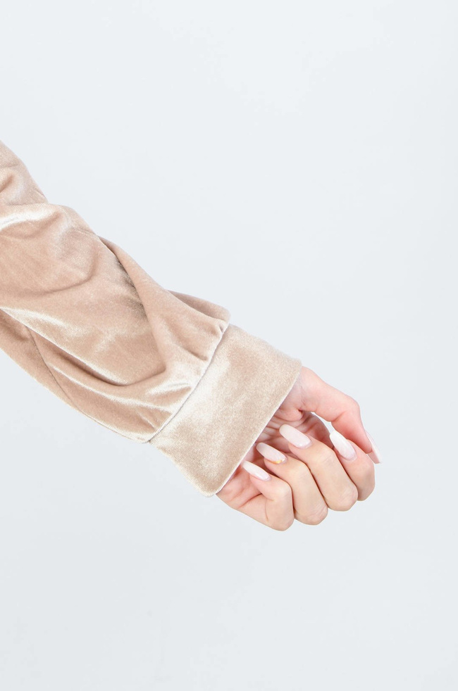 BEŻOWA WELUROWA SUKIENKA Z DEKOLTEM V