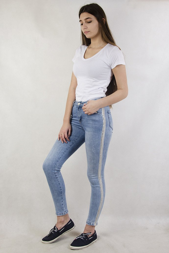 Jasne spodnie jeansowe z lampasami z cekinów oraz perełek