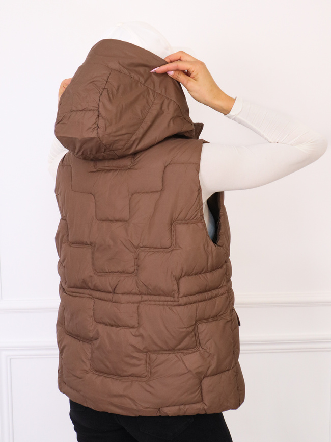 KAMIZELKA PIKOWANA ZE ŚCIĄGACZEM W PASIE- BRĄZOWA