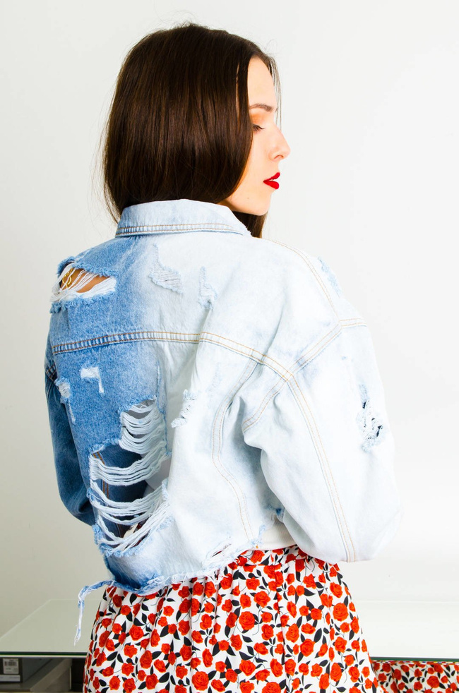 KRÓTKA DWUKOLOROWA KURTKA JEANSOWA Z SZARPANIAMI 