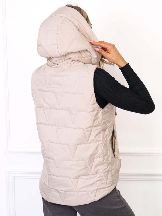 KAMIZELKA Z KAPTUREM I NASZYWKĄ- BEŻOWA