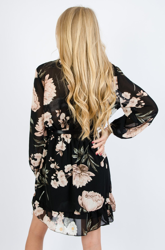 Czarna sukienka w kwiaty