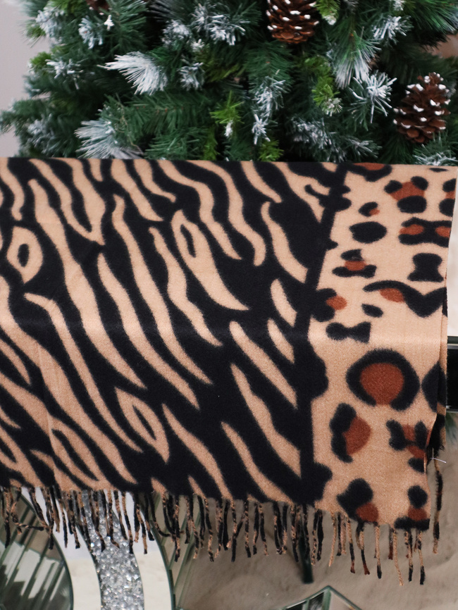 SZAL DZIANINOWY W ZWIERZĘCE WZORY Z FRĘDZLAMI BRĄZOWY