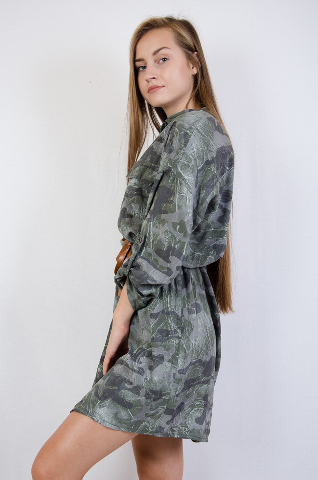 Zielona sukienka moro wiązana w pasie 