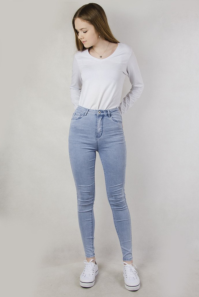 Jasne spodnie przylegające