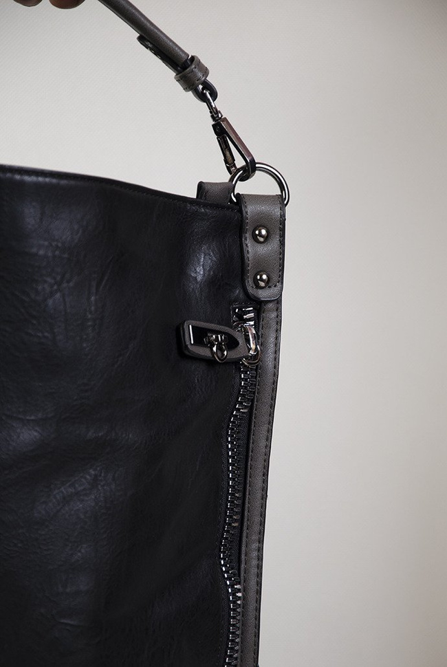 Duża czarna torebka z ozdobnym zamkiem z boku