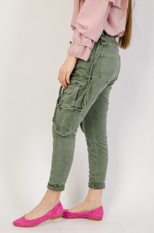 Joggery w kolorze khaki z kieszeniami oraz szelkami