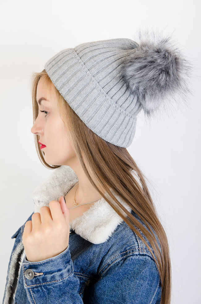 Szara czapka z dwoma pomponami 