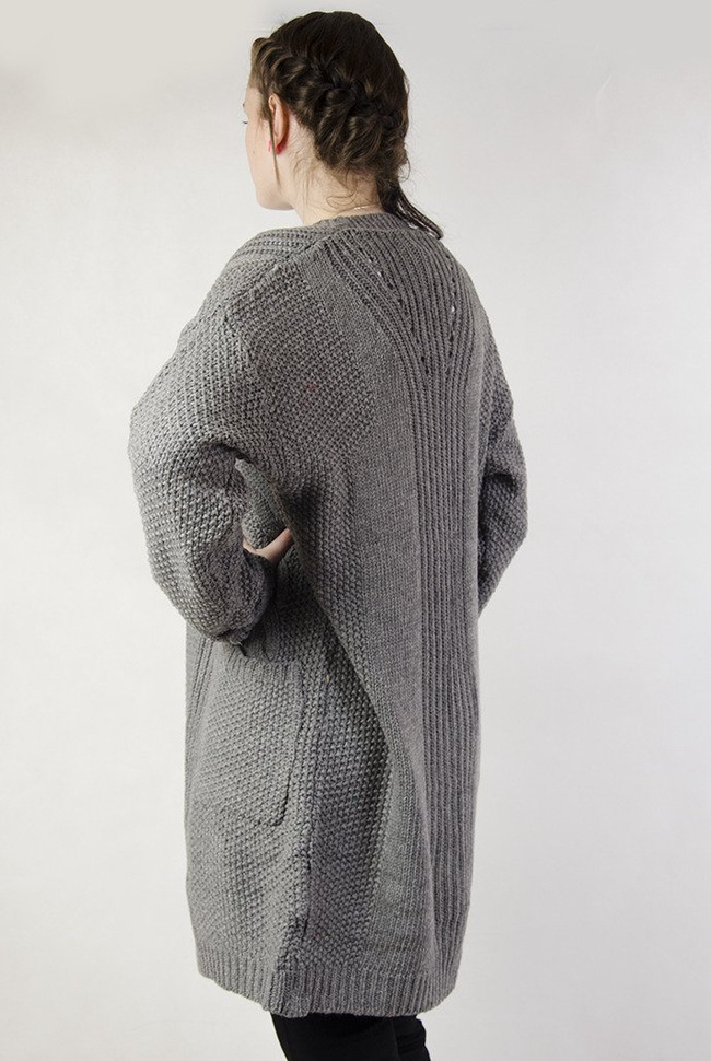 Długi szary sweter z kieszeniami