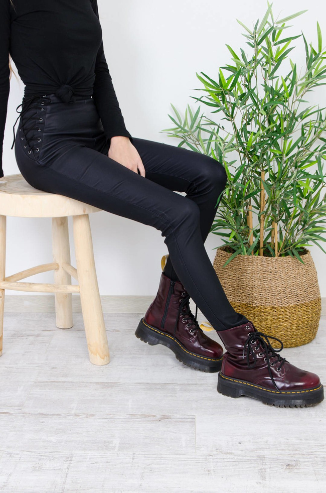 CZARNE WOSKOWANE SPODNIE MODELUJĄCE  Z WIĄZANIEM PO BOKACH-MATOWE