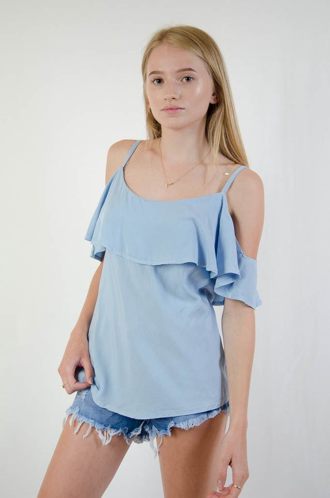 Niebieska bluzka hiszpanka na cienkich ramiączkach