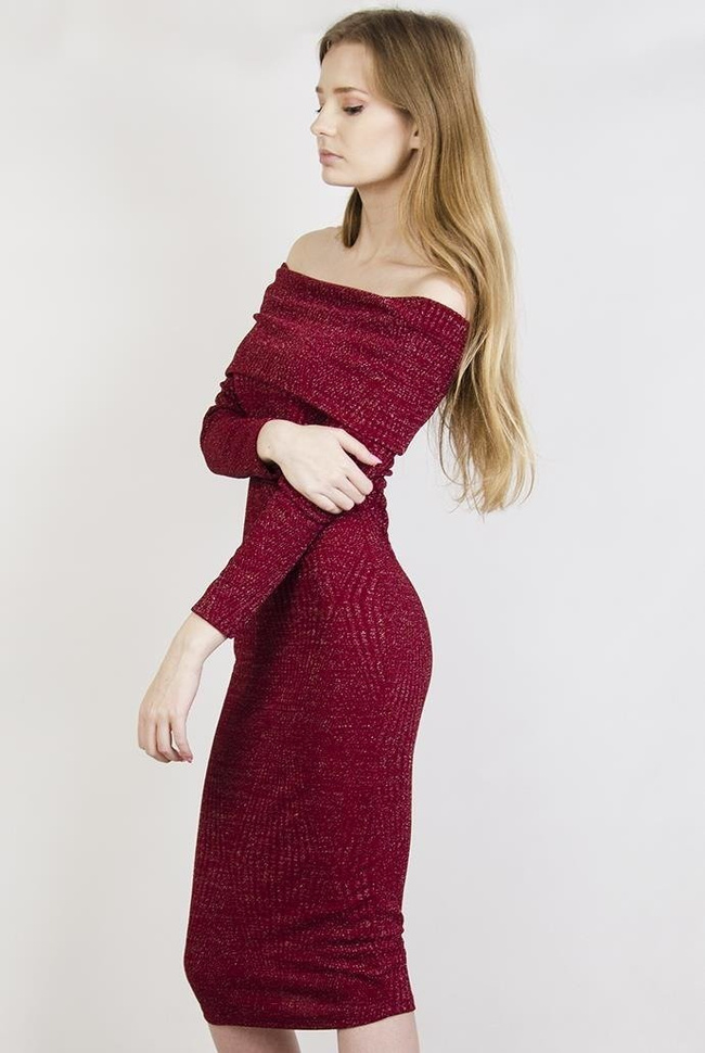 Czerwona, przylegająca sukienka wyszywana srebrną nicią