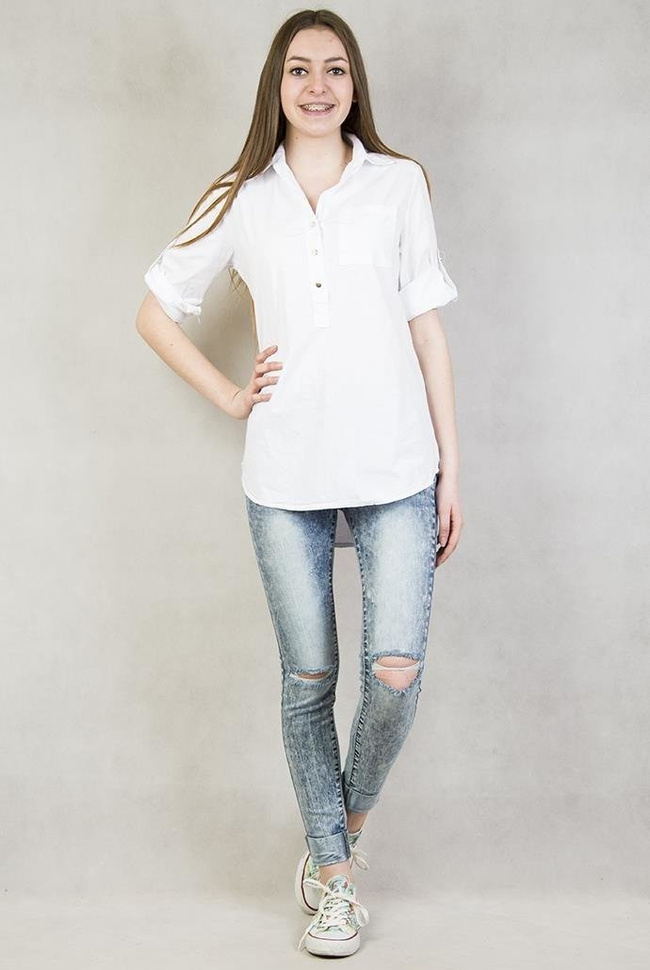 Biała koszula z naszywkami