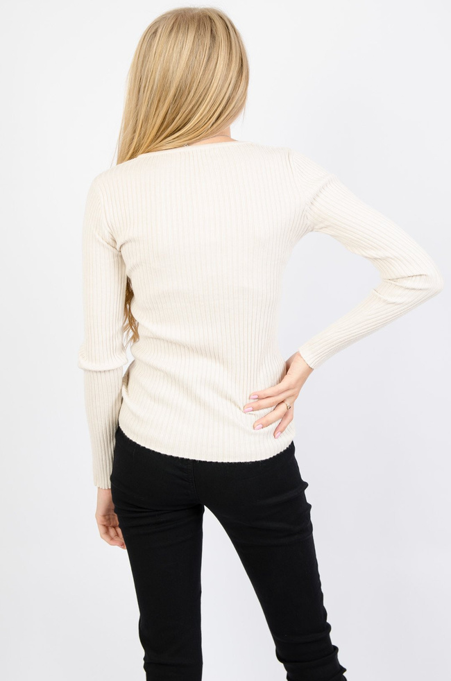 Beżowy delikatny sweter z prążkowanej dzianiny