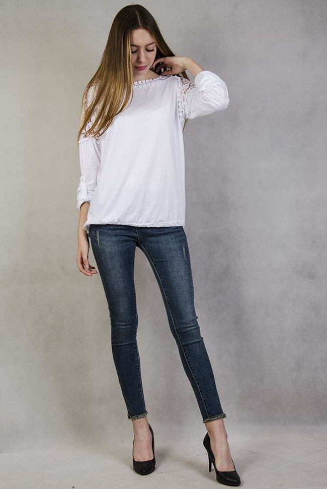 Biała bluzka z ażurowymi wstawkami i wiązaniem na dole