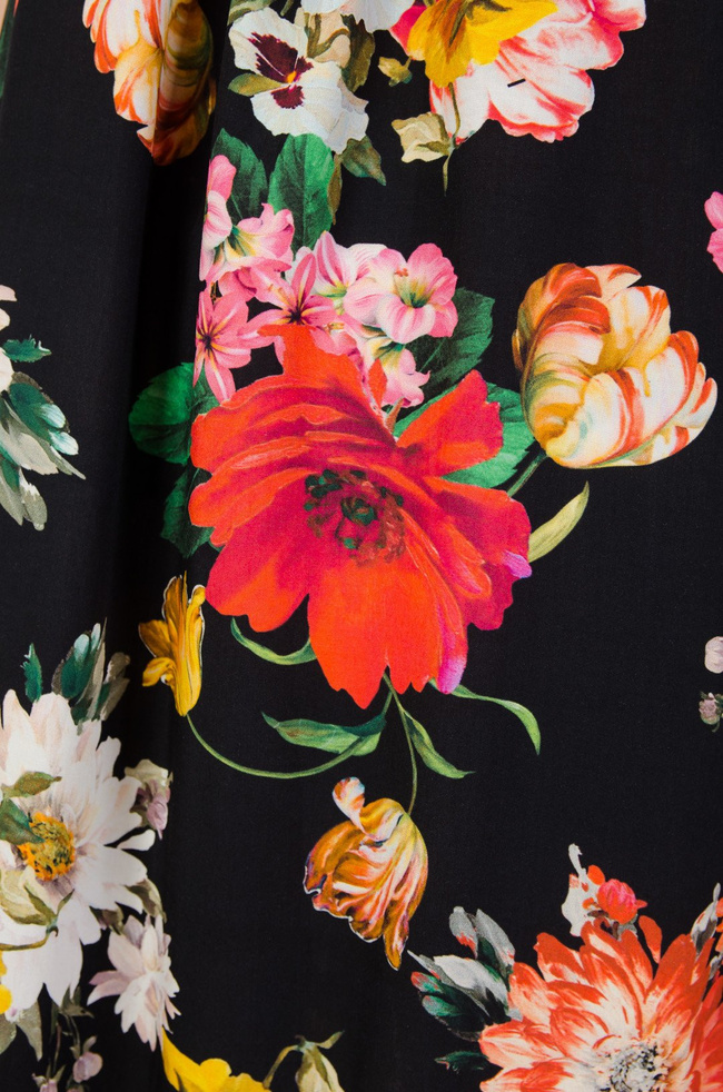 Czarna sukienka w kwiaty wiązana przy szyi