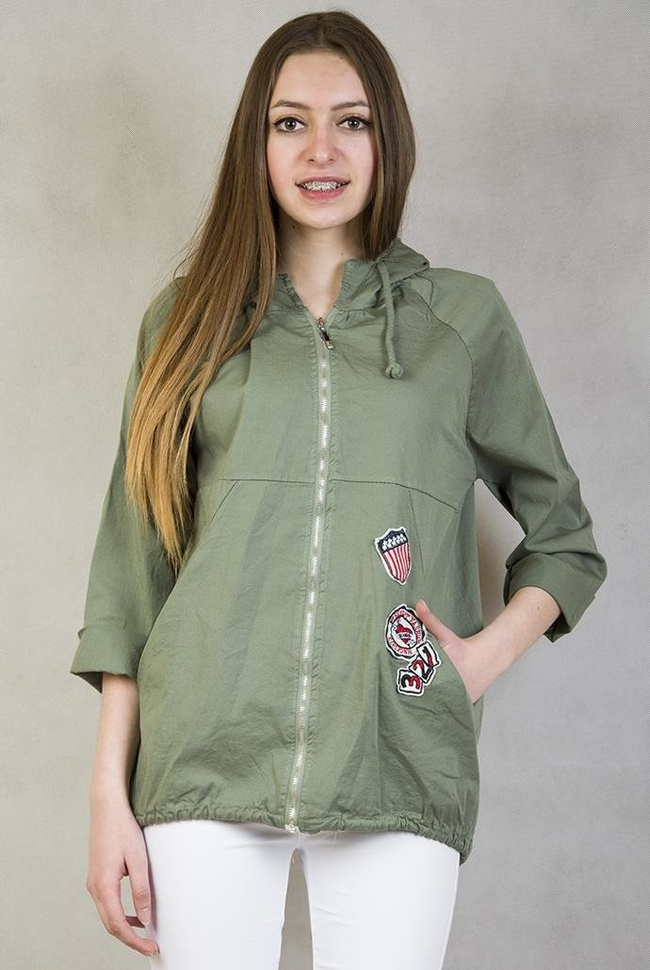 Zielona, asymetryczna kurteczka z naszywkami