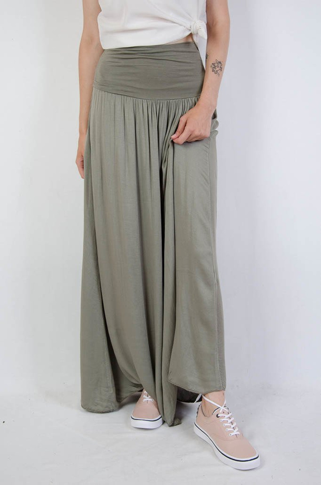Długa zwiewna zielona spódnica z szerokim pasem