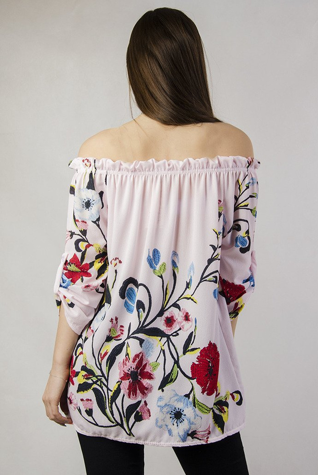 Jasnoróżowa bluzka w motyw kwiatowy, z hiszpańskim dekoltem