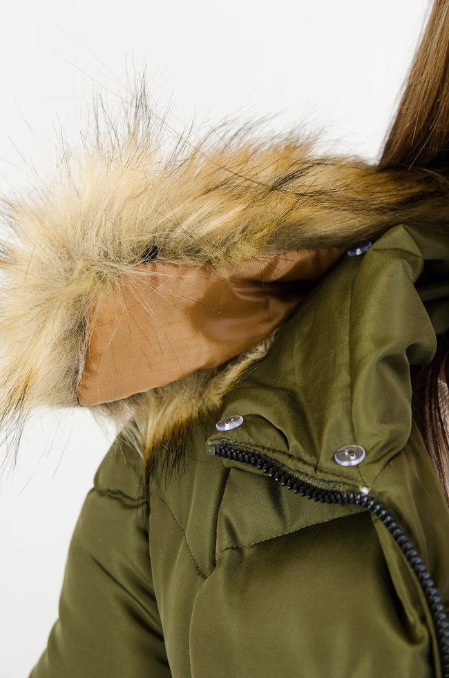 Zielona pikowana kurtka z futerkiem przy kapturze