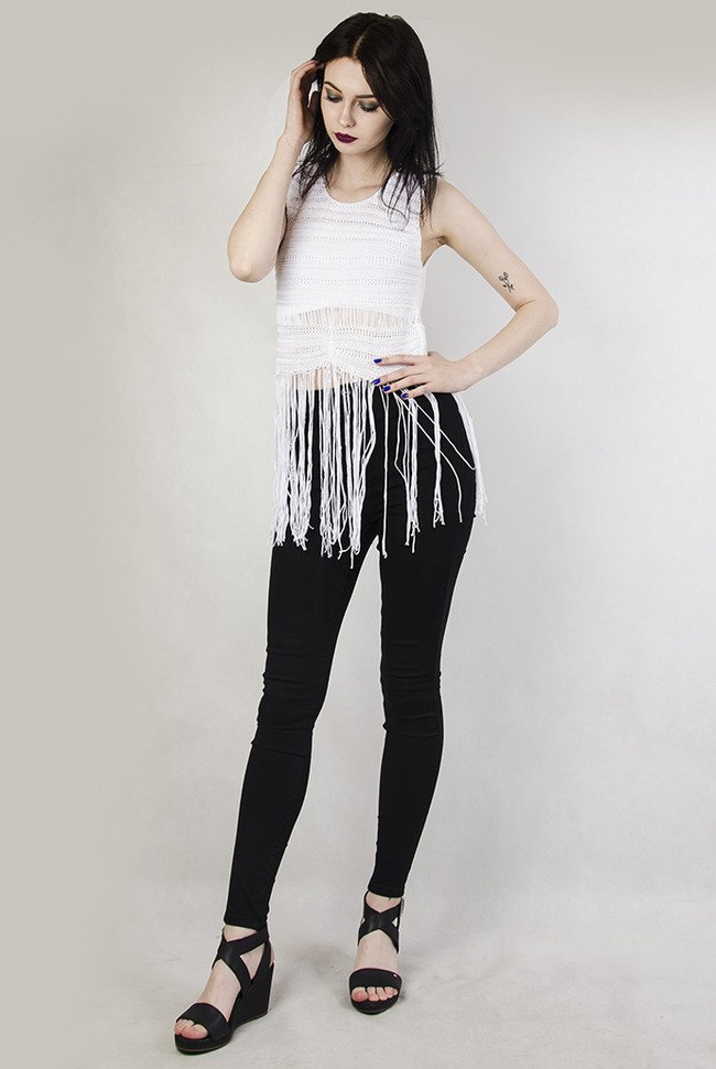 Biała ażurowa bluzka z frędzlami