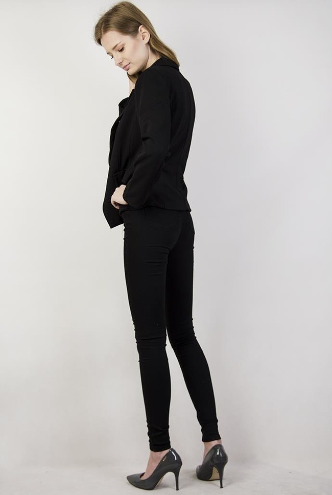 Czarna marynarka z ozdobnymi guzikami