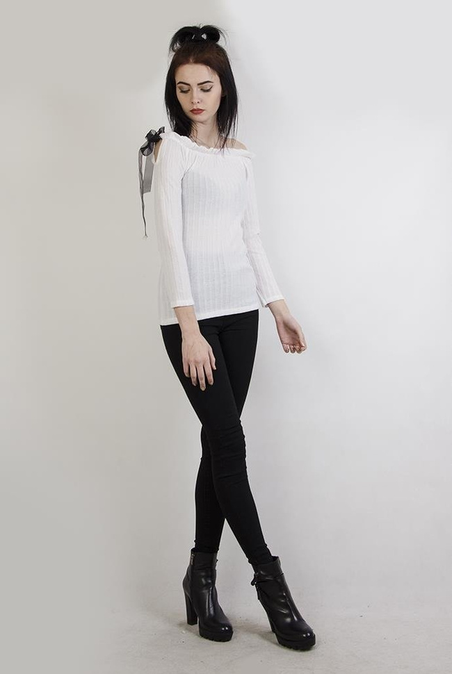 Biała prążkowana bluzka z odkrytymi ramionami wiązana czarną wstążką