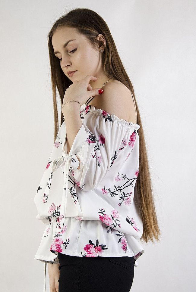 Biała bluzka w kwiaty z hiszpańskim dekoltem