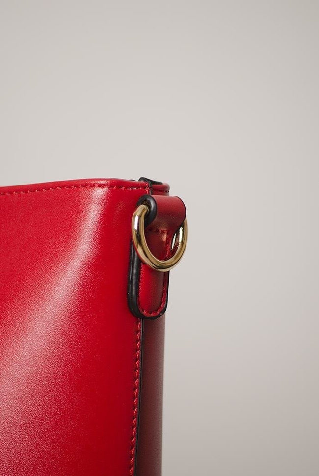 Duża intensywnie czerwona torebka o gładkiej teksturze