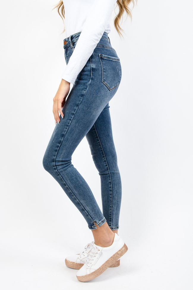 CIEMNE SPODNIE JEANSOWE Z ROZCIĘCIEM NA DOLE NOGAWKI