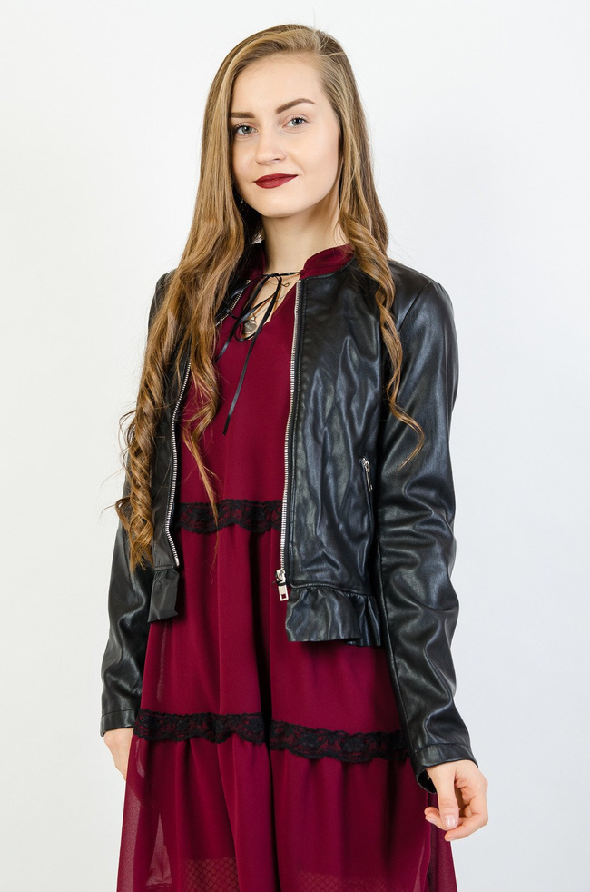 Czarna ramoneska z falbaną na dole