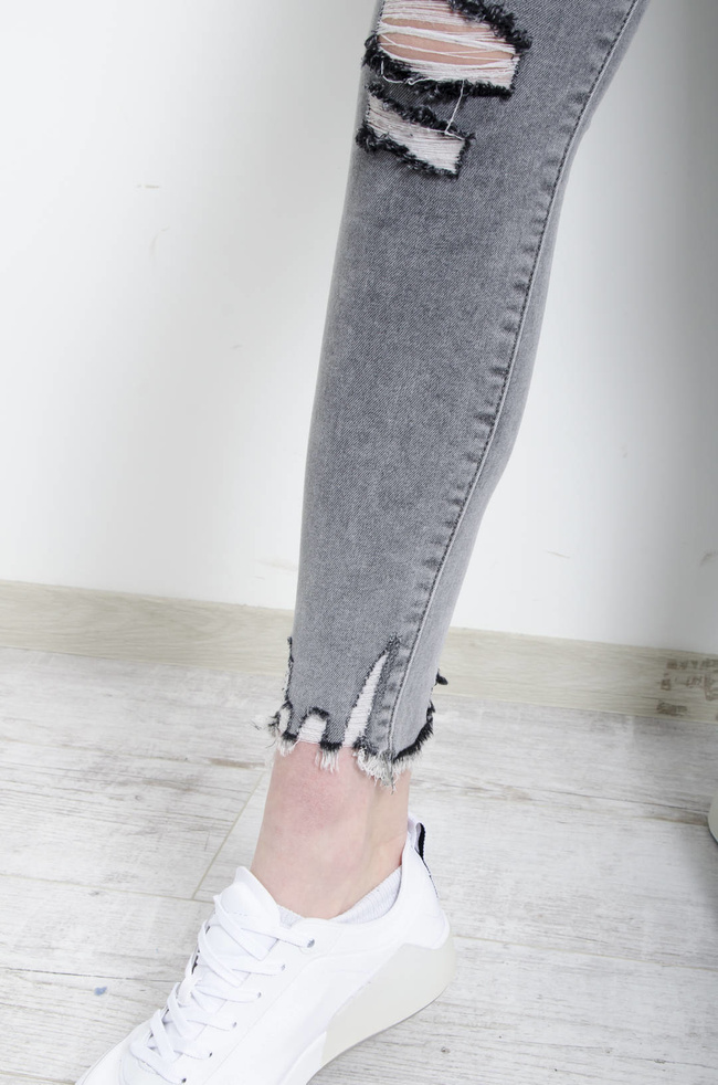 SPODNIE JEANSOWE SZARE PUSH UP Z SZARPANIAMI