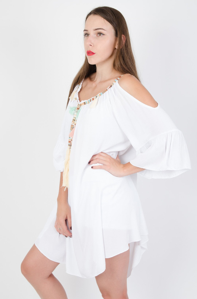 Biała luźna tunika na cienkich kolorowych ramiączkach