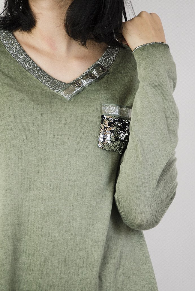 Zielona bluzka z brokatowym dekoltem