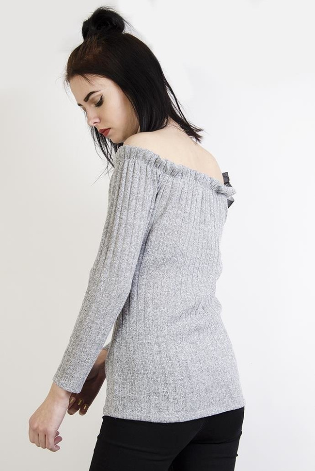 Szara prążkowana bluzka z odkrytymi ramionami wiązana czarną wstążką