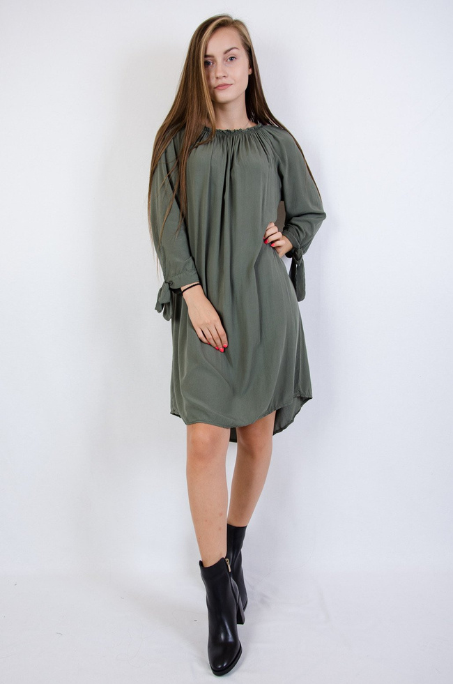 Zielona sukienka z gumką w dekolcie i wiązanymi rękawami